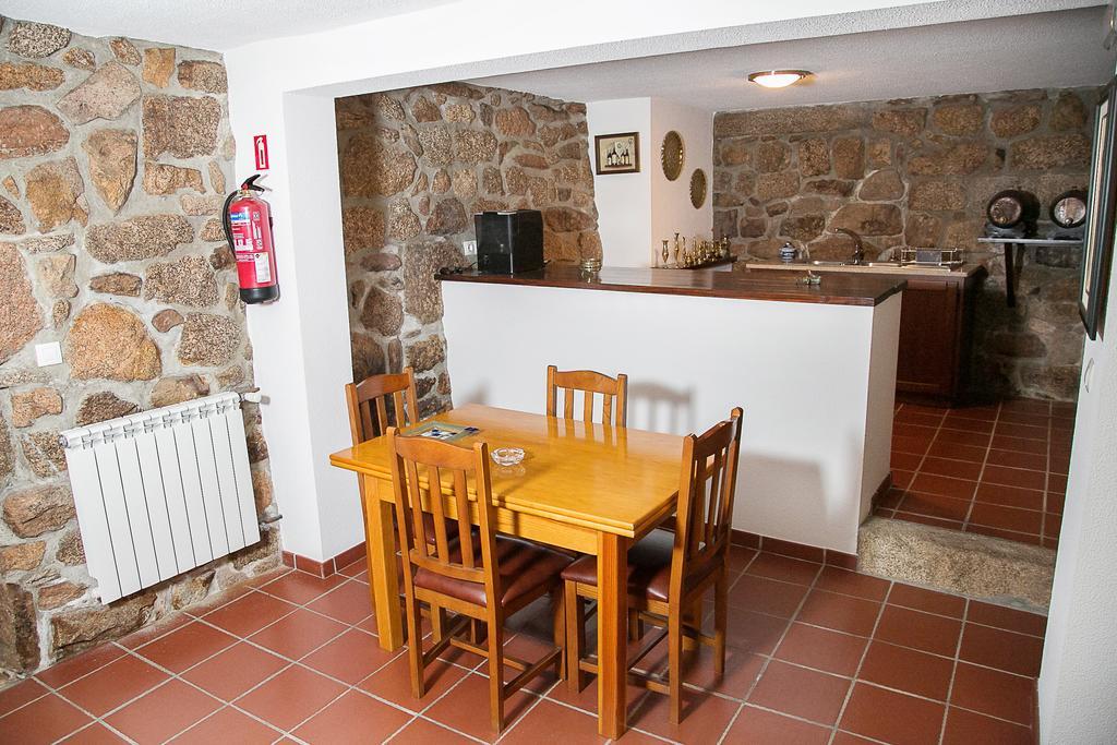Solar Dos Almeidas - Turismo De Habitacao Bed & Breakfast Транкозо Екстериор снимка